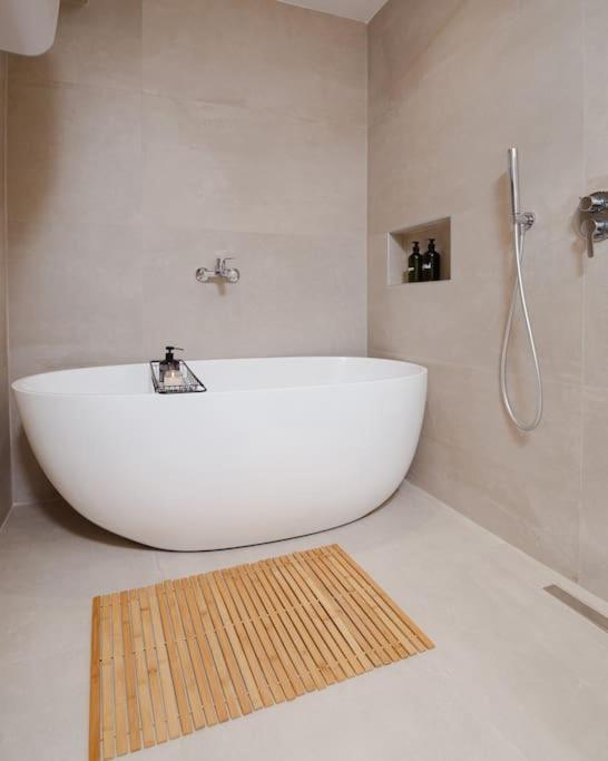 Anna'S Blloku Apartment Tiranë Ngoại thất bức ảnh